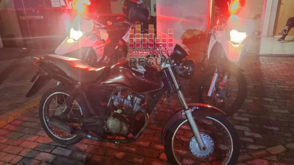 Dois jovens são presos em flagrante com motocicleta adulterada em Ourinhos; passageiro também portava droga