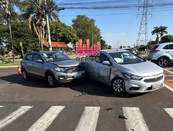 Acidente entre dois carros deixa feridos leves em cruzamento de Ourinhos