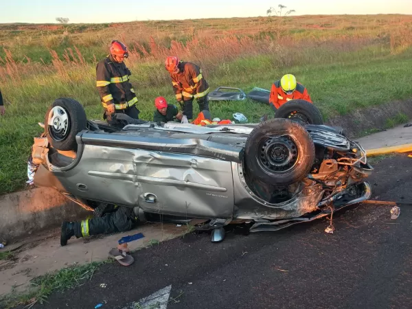 Família fica ferida após capotamento na Castello Branco em Santa Cruz do Rio Pardo