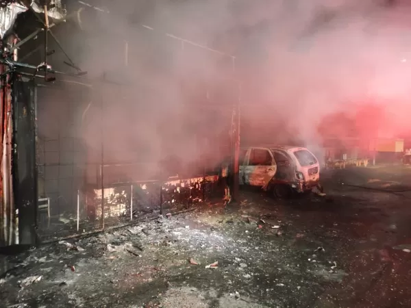 Incêndio atinge loja de assistência para celulares e veículo na madrugada em Marília