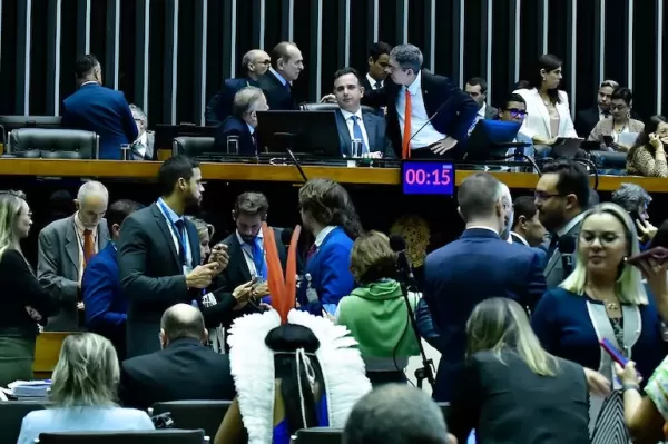 Congresso mantém decisão de Bolsonaro e supostas fake news eleitorais não serão criminalizadas