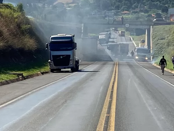 Semirreboque carregado com açúcar pega fogo na BR-153 Santo Antônio da Platina 