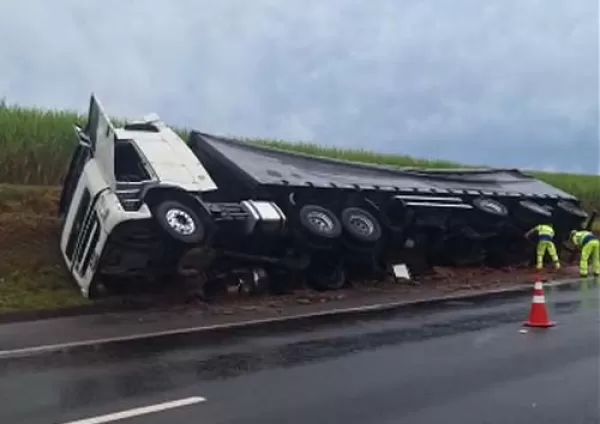 Carreta tomba na Rodovia Orlando Quagliato em Ourinhos; não houve feridos