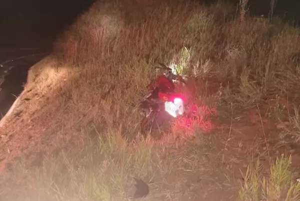 Motociclista morre após bater contra talude em alça de acesso de rodovia em Botucatu