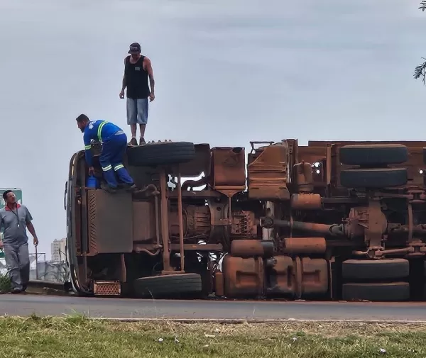 Carreta bitrem tomba e interdita alça de acesso entre rodovias em Ourinhos