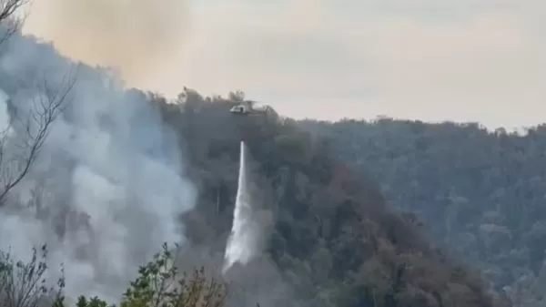 Helicóptero Águia usa água de represa para apagar fogo em área de proteção ambiental em Timburi 