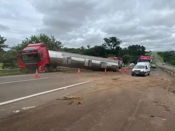 Carreta tomba na SP-225 e causa interdição total da via em Piratininga