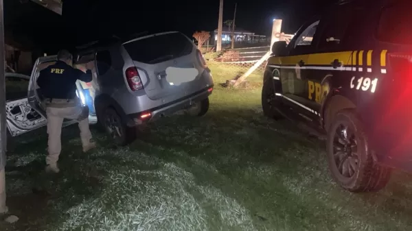 PRF apreende carga de cigarros contrabandeados após perseguição na BR-153 em Santo Antônio da Platina
