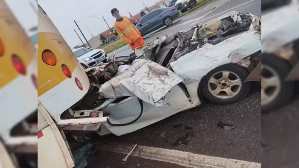 Motorista morre em colisão com ônibus que arrancou para-brisa e teto de carro em Jaú