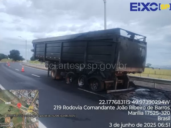 Caminhão com 38 toneladas de açúcar pega fogo na SP-294 em Marília