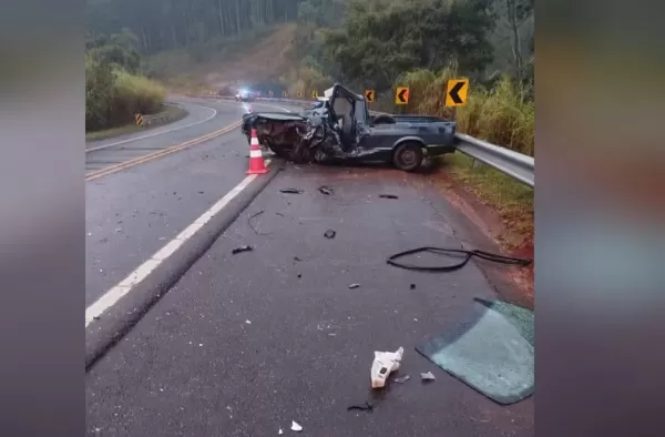 Engavetamento entre três veículos deixa feridos na SP-303 em Timburi