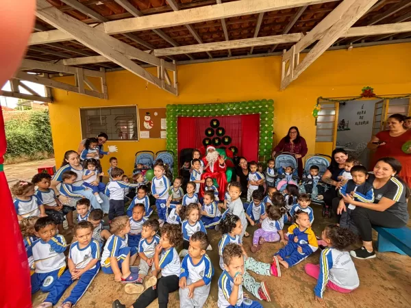 Natal Solidário do Colégio Bagozzi entrega 420 presentes para crianças em Ourinhos