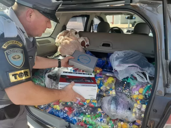 Polícia Rodoviária apreende chaveiros, bichos de pelúcia, patinetes elétricos, teclados, mouse, receptores de IPTV, perfumes e garrafas de vinho e licor  