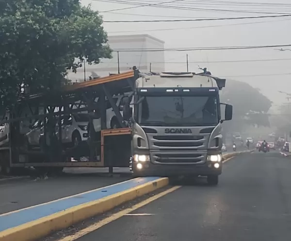 Caminhão cegonha bloqueia avenida por quase uma hora em Ourinhos