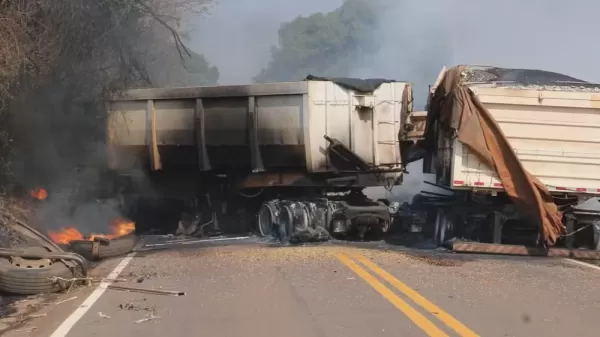 Motorista morre carbonizado após dois caminhões baterem de frente e pegarem fogo em rodovia do Paraná