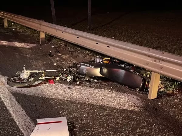 Jovem morre após bater em caminhão na região