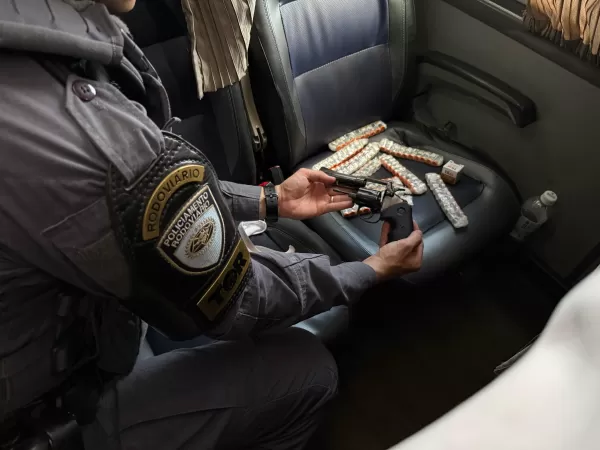 Tático Rodoviário prende casal com arma de fogo, medicamentos e anabolizantes na SP-327, em Ourinhos