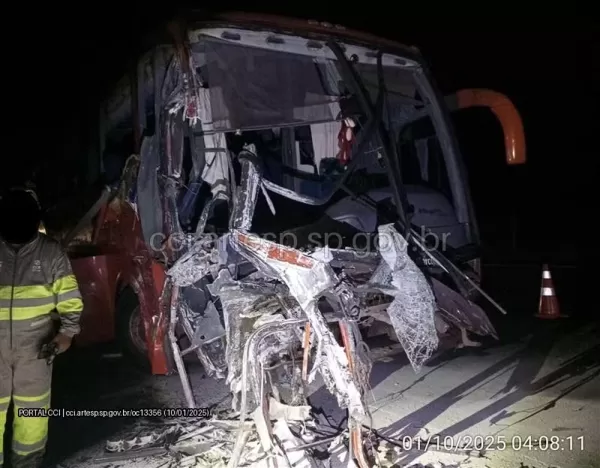 Ônibus colide com caminhão na Rodovia Castello Branco em Itatinga; três ficam feridos