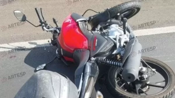 Motociclista morre e mulher fica ferida após colisão com carreta na Raposo Tavares 