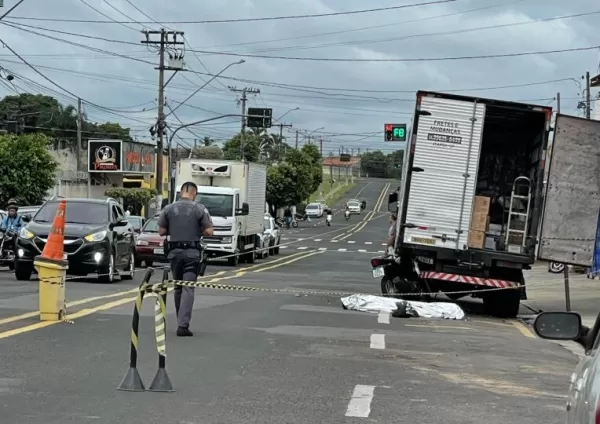 Motociclista morre em colisão com caminhão em Marília