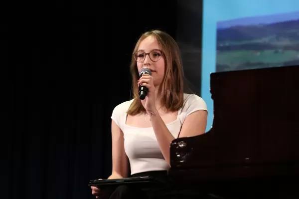 Intercambista alemã Hannah Miehler realiza concerto em Ourinhos