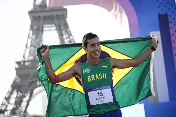Caio Bonfim conquista prata inédita na marcha atlética das Olimpíadas de Paris