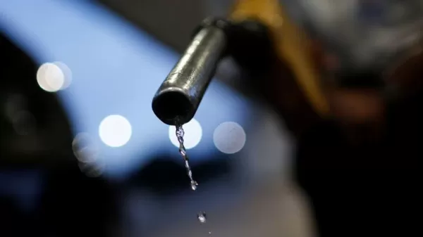 Petrobras aumenta gasolina em R$ 0,48, mas subsídio reduz alta a R$ 0,04 por litro