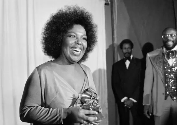 Morre Roberta Flack, voz icônica de "Killing Me Softly", aos 88 anos