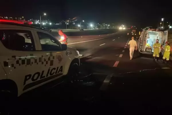 Motociclista atinge pedestre no acostamento de rodovia, cai na pista e morre ao ser atropelado por caminhão na região 