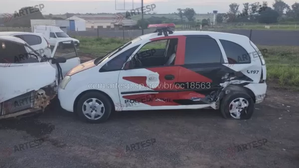 Acidente com quatro veículos deixa dois feridos na SP-284, em João Ramalho