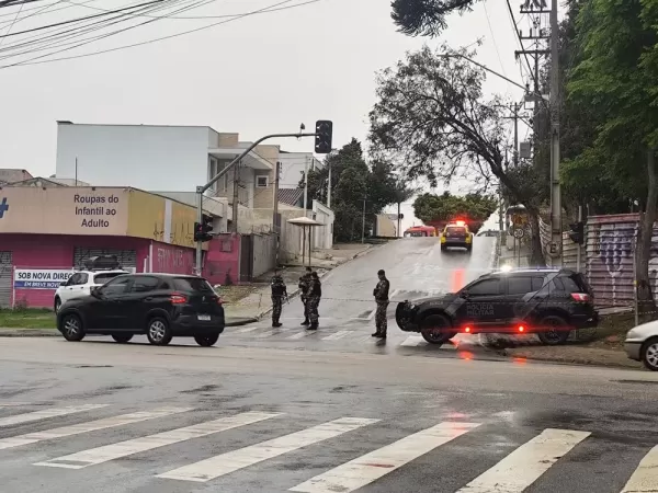 Homem armado com faca invade escola infantil e mantém crianças reféns em Curitiba