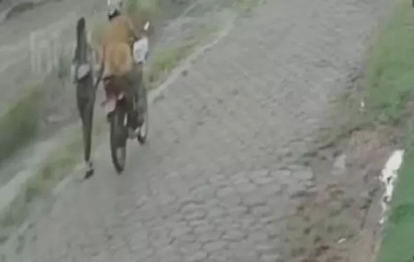 VÍDEO: motociclista dá tapa na bunda de mulher com bebê no colo na região