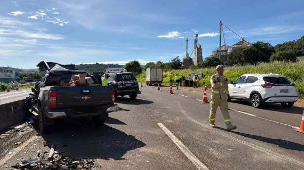 Motorista fica gravemente ferido após colidir com caminhão de sinalização na BR-369, em Cornélio Procópio
