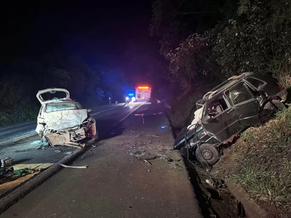 Colisão frontal na BR-153 deixa uma pessoa morta e quatro feridas em Ibaiti