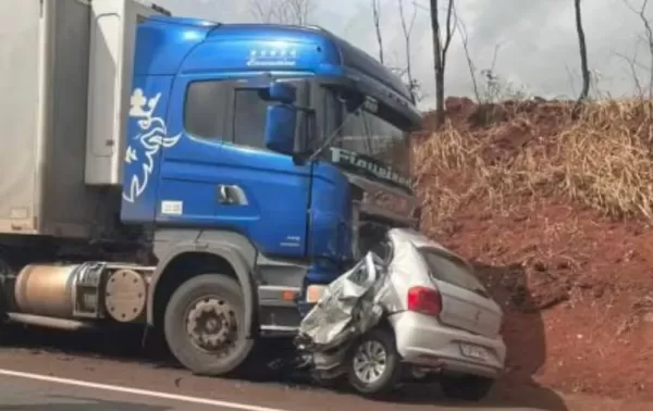 Dois morrem em colisão entre carro e caminhão na SP-304