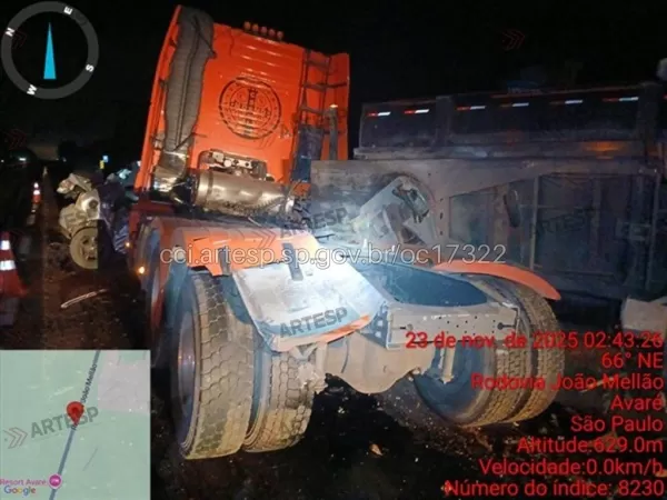 Duas pessoas morrem em colisão frontal entre carro e caminhão na SP-255, em Avaré