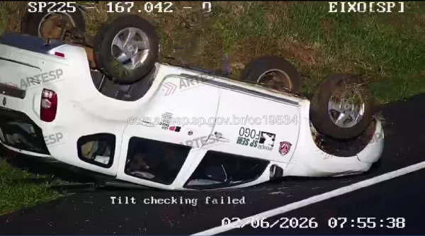 Motorista perde controle de Renault Duster após ser fechada e capota na SP-225 em Jaú