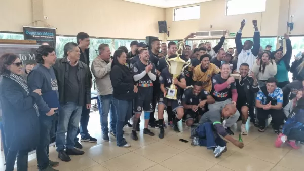 Ideal Cores conquista título do Campeonato dos Comerciários de Ourinhos em final marcada por homenagens a Ronaldo Mori