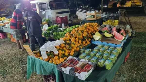 Feira noturna no Parque Pacheco Chaves é sucesso em Ourinhos