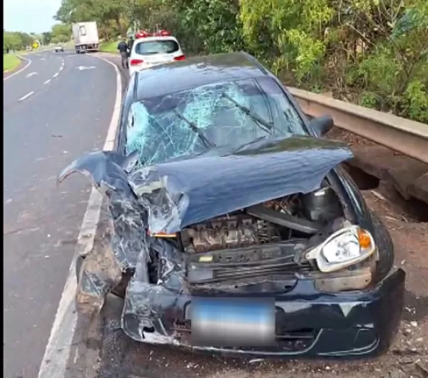 Carro colide com caminhão na Rodovia Mello Peixoto em Ourinhos; ninguém ficou ferido
