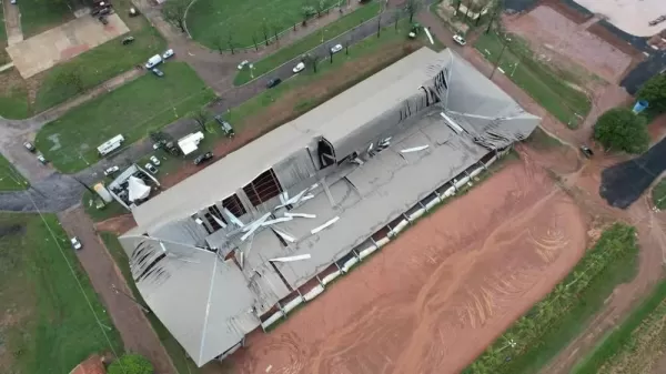 Temporal com ventos de 45 km/h derruba estrutura e causa destruição na Exposição Municipal Agropecuária de Avaré