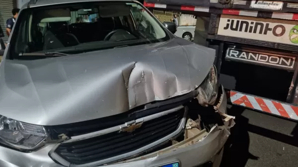 Caminhão perde o freio e atinge dois carros estacionados na Barra Funda, em Ourinhos