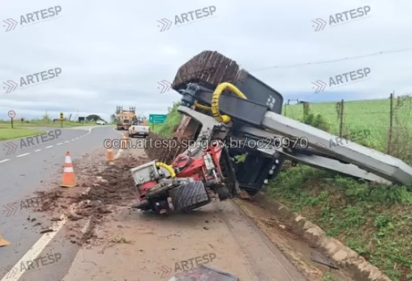 Carreta com trator tomba e interdita acesso à Raposo Tavares em Piraju