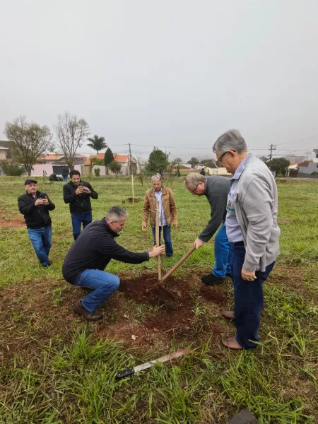 Ourinhos Saneamento e Secretaria de Meio Ambiente realizam plantio de árvores e anunciam novos projetos ambientais em Ourinhos