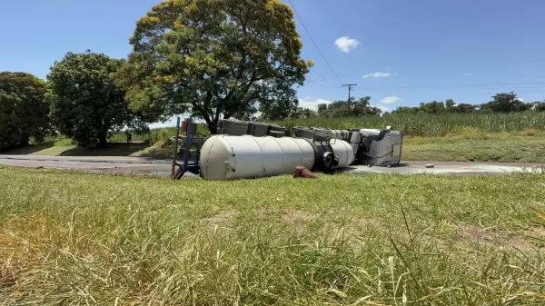 Caminhão com carga química perigosa tomba na BR-369 e interdita trecho entre Bandeirantes e Santa Mariana
