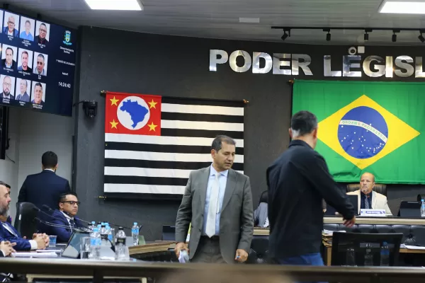 Sessão que pode definir futuro de Guilherme Gonçalves já passa de 2 horas e avança na Câmara; Confira ao vivo 