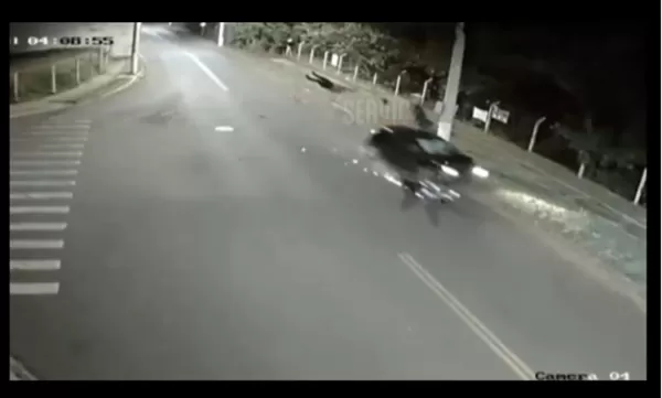 Vídeo mostra momento exato de grave colisão entre carro e moto no Pacaembu em Ourinhos