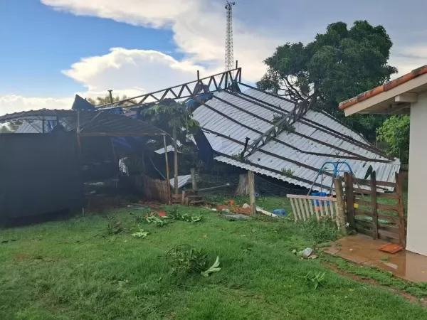 Escola é destelhada durante temporal na região 