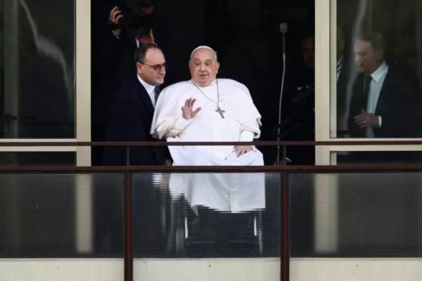 Papa Francisco recebe alta após grave crise de saúde e retorna ao Vaticano