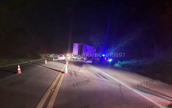 Motorista morre em grave colisão entre caminhão e carreta na Raposo Tavares; polícia apreende 168 celulares e dinheiro